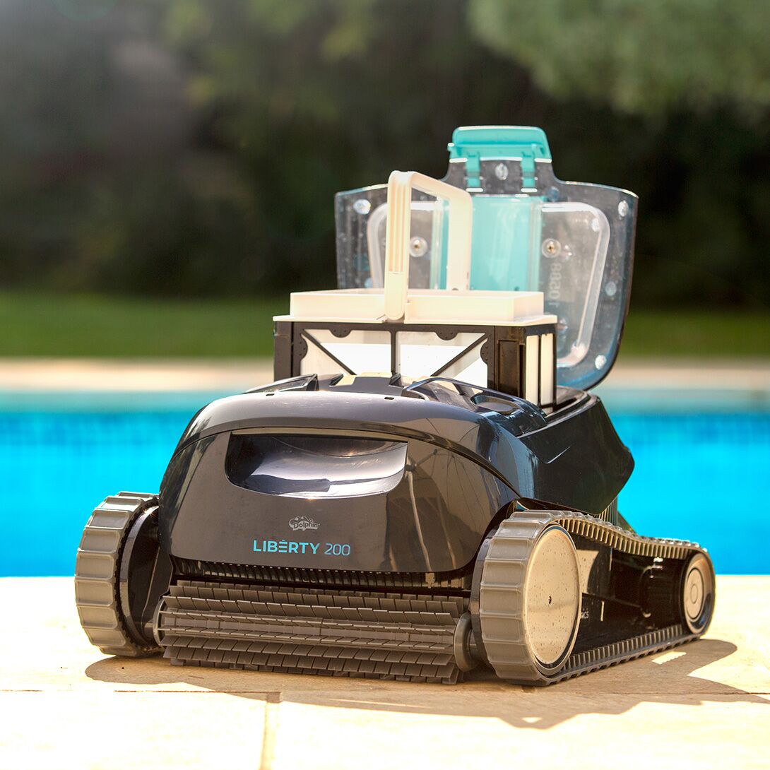 Robot de piscine : un accessoire utile pour lutter contre l'eau verte -  Marché de la Piscine